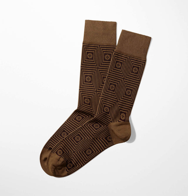 The Squares brown socks are made from luxurious Egyptian cotton and feature a geometric pattern of squares and diamonds, making them perfect for complementing any formal outfit.